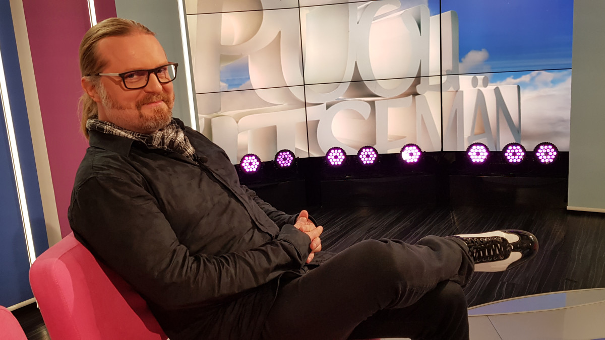 Kirjailija Marko Hautala Puoli seiskan vieraana.