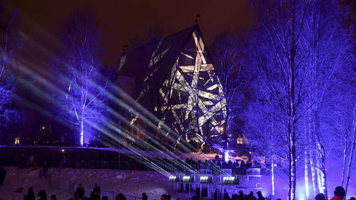 1400-luvulla rakennettu Tuomiokirkko juhlavalaistiin Espoon uudenvuoden juhlassa 31. joulukuuta 2018. Espoo on Suomen ensimmäinen kaupunki, jossa laservaloshow korvaa perinteiset ilotulitteet uudenvuoden juhlinnassa.