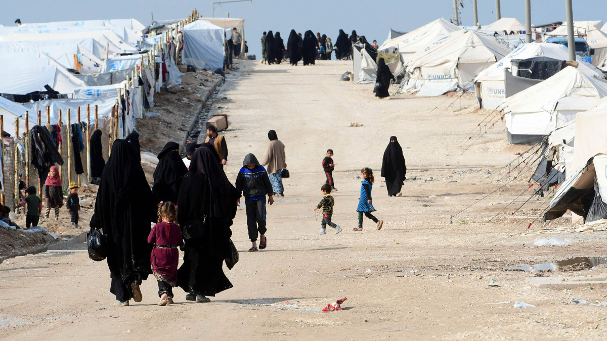 Isis-taitelijoiden perheitä al-Hol leirissä. 