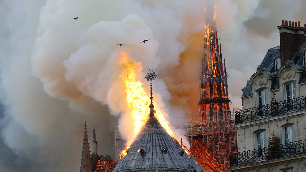 Notre Damen katedraali palaa.