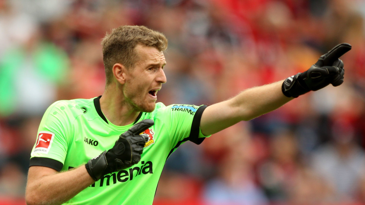 Lukas Hradecky hämmästytti aluksi venymisellään - Dortmund ...