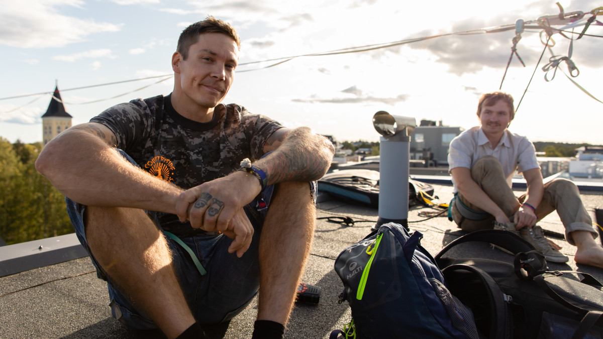 Slackline-harrastajia Lappeen Marian kirkon ja Osuuspankin kattojen väliin viritetyllä liinalla.