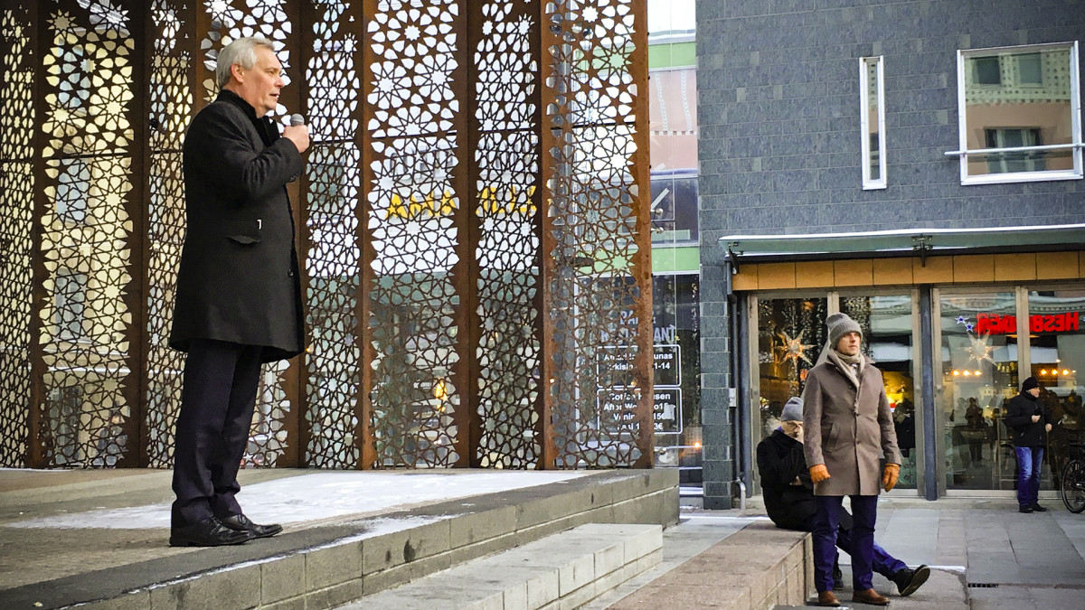 Antti Rinne puhuu mikrofoniin Oulussa 30. marraskuuta 2019.