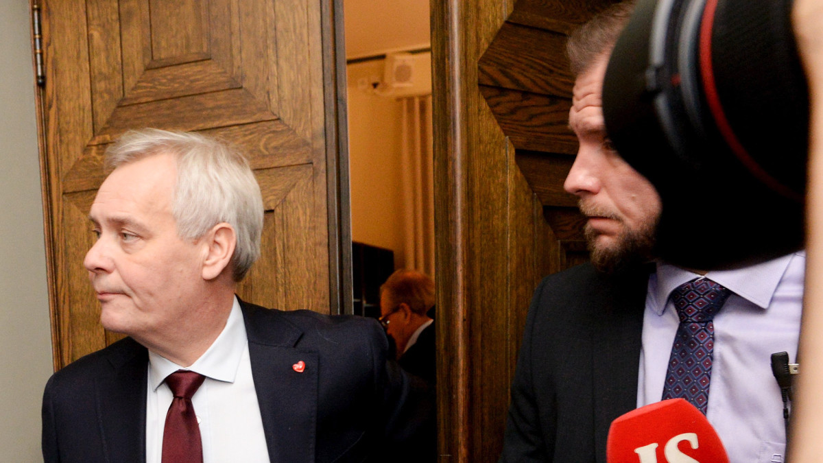 Pääministeri Antti Rinne poistuu SDP:n eduskuntaryhmän kokouksesta eduskunnassa Helsingissä 3. joulukuuta 2019. Rinne kertoi lähtevänsä viemään kirjettä Mäntyniemeen.