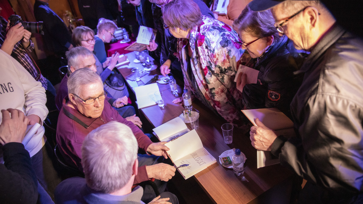 Jouppilan Nelosten Elamakerrasta Tulviva Palaute Yllatti Lapsuutensa Kaltoinkohtelusta Kirjoittaneen Helena Jouppilan Monilla On Samanlaisia Kokemuksia Yle Uutiset Yle Fi jouppilan nelosten elamakerrasta