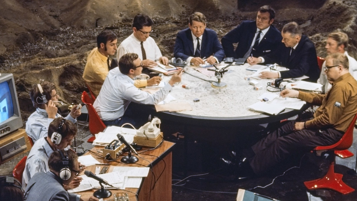 Ylen Kuustudiossa vuonna 1969 oli koolla kattava joukko ilmailun ja tekniikan asiantuntijoita