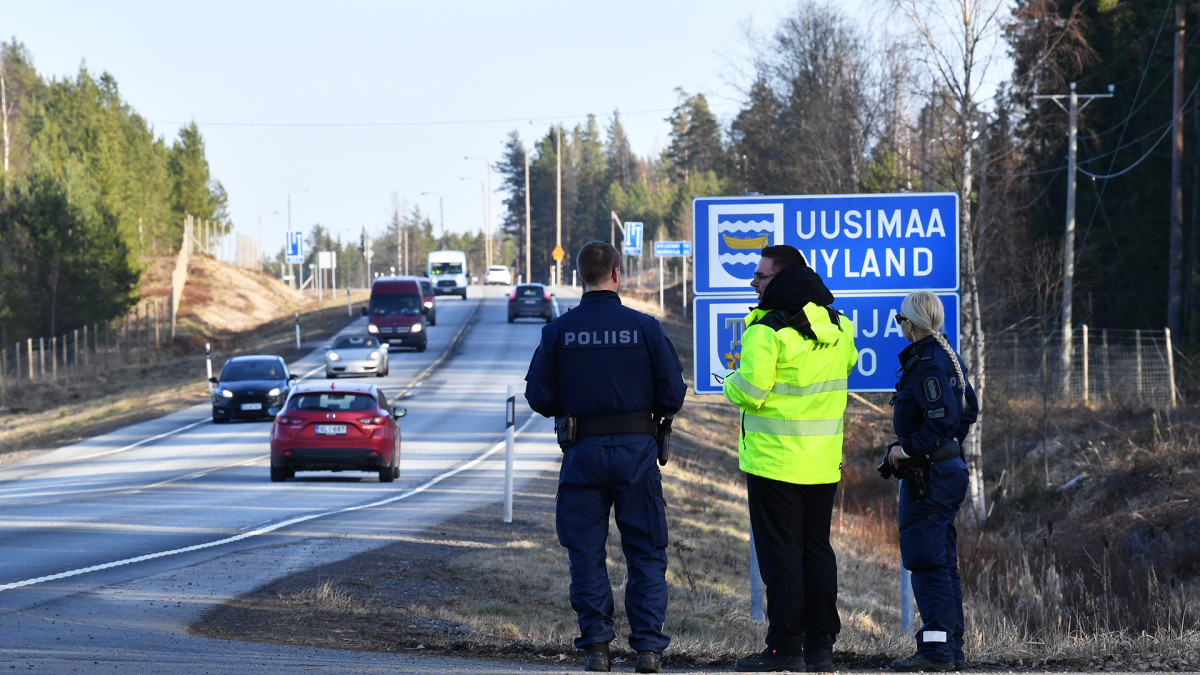 Poliiseja Lohjan rajalla.