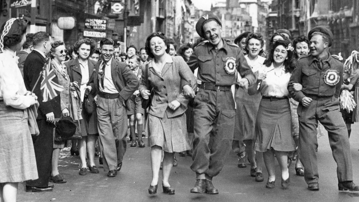 Lontoossa riemuittiin toisen maailmansodan päättymistä Euroopassa 7.5.1940
