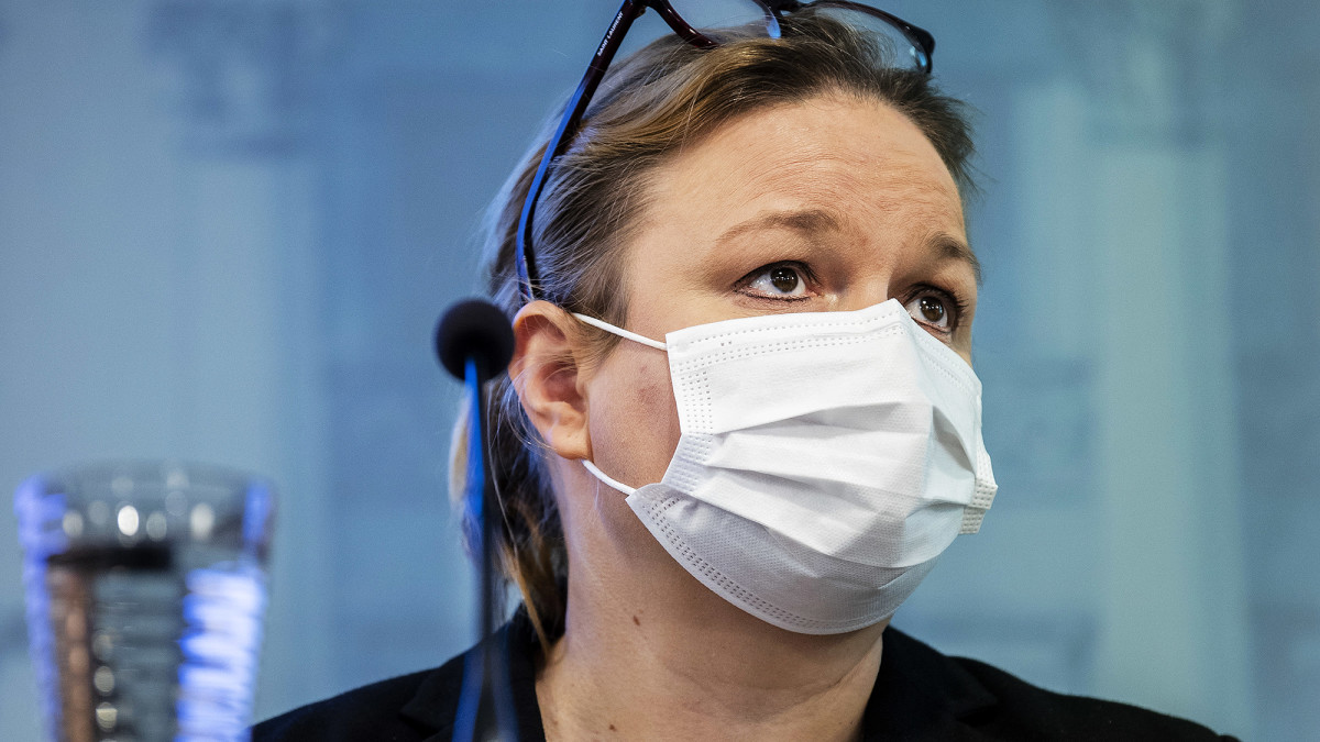 Kuvassa Krista Kiuru puhuu tiedotustilaisuudessa lokakuussa 2020.
