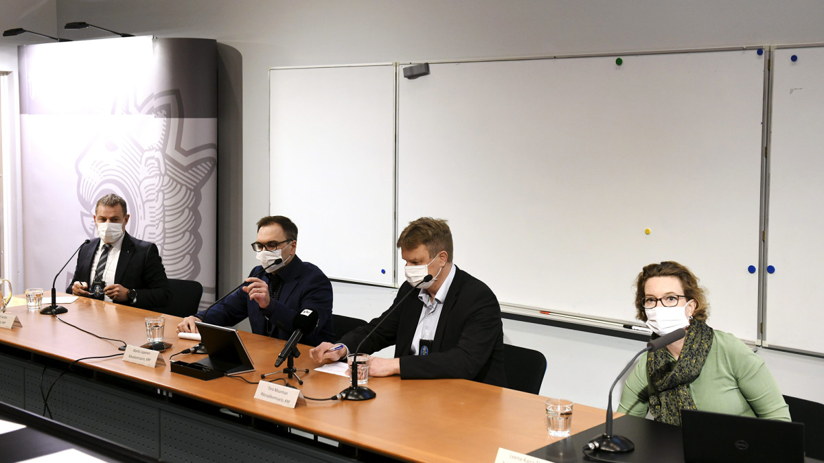KRP:n päällikkö Robin Lardot (vas), KRP:n rikoskomisario Marko Leponen, KRP:n rikosylikomisario Tero Muurman sekä Rikosuhripäivystyksen RIKU:n toiminnanjohtaja Leena-Kaisa Åberg Keskusrikospoliisin tiedotustilaisuudessa KRP-talossa Vantaalla sunnuntaina 25. lokakuuta 2020.