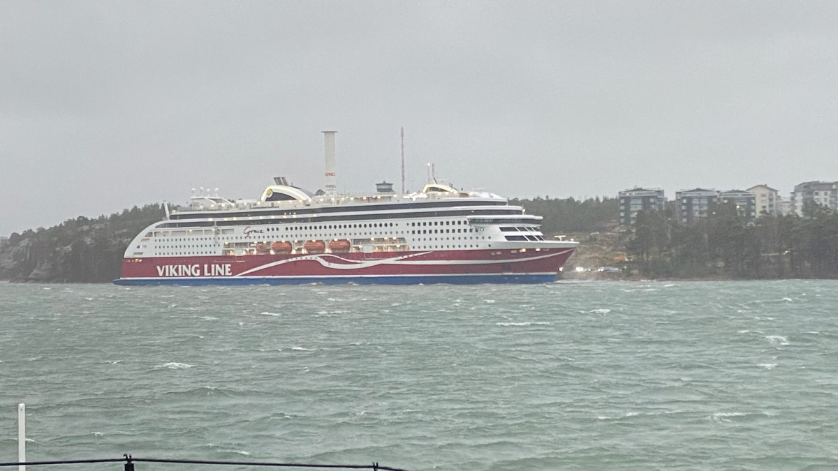Merivartioston välittämässä kuvassa näkyy karille ajanut Viking Grace.