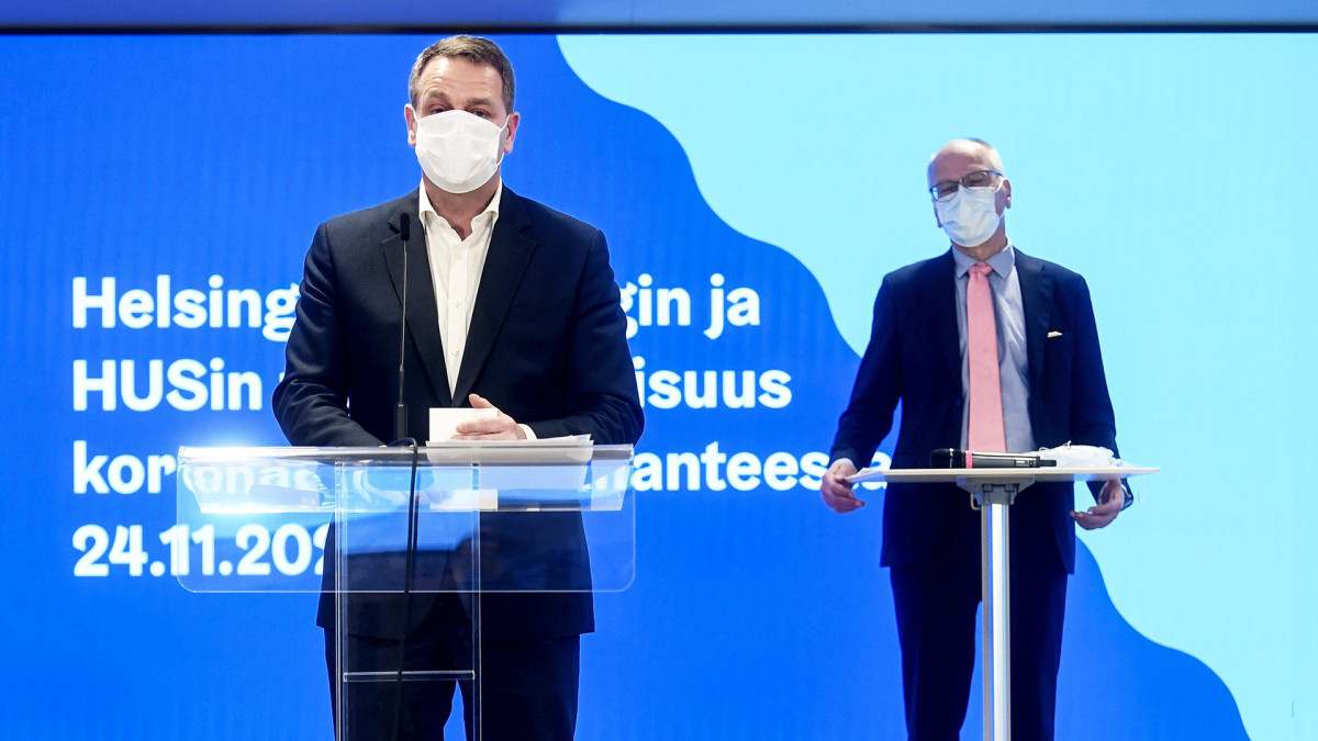 Helsingin pormestari Jan Vapaavuori (vas) ja HUSin toimitusjohtaja Juha Tuominen Helsingin kaupungin ja HUS:n koronaepidemiatilannetta käsittelevässä tiedotustilaisuudessa Helsingin kaupungintalolla tiistaina 24. marraskuuta.