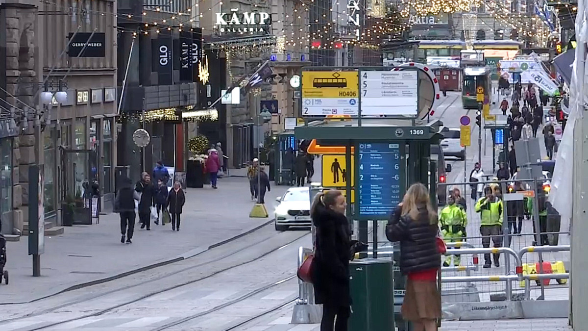 Ihmisiä Helsingin kadulla.