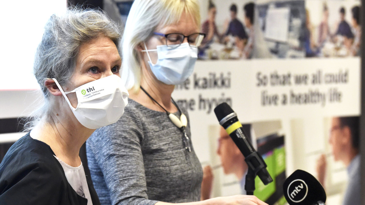 Hanna Nohynek ja Marjo-Riitta Helle tiedotustilaisuudessa