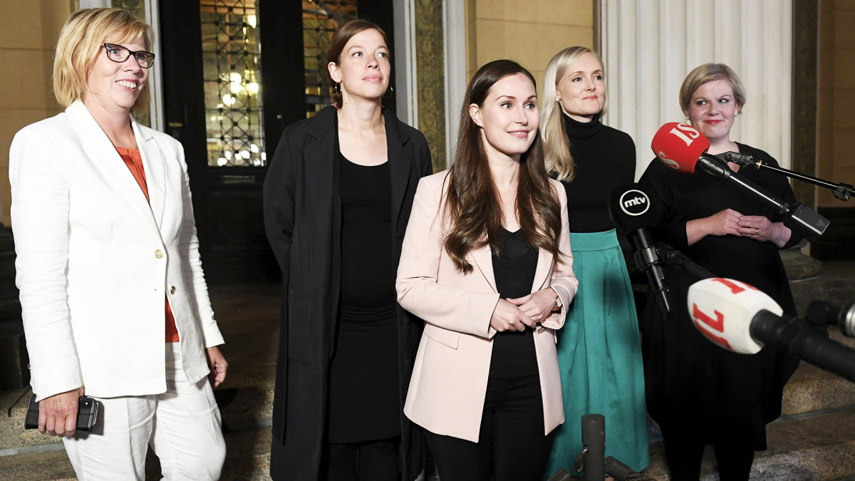 Hallituspuolueiden puheenjohtajaviisikko eli oikeusministeri Anna-Maja Henriksson, opetusministeri Li Andersson, pääministeri Sanna Marin, sisäministeri Maria Ohisalo sekä tiede- ja kulttuuriministeri Annika Saarikko.