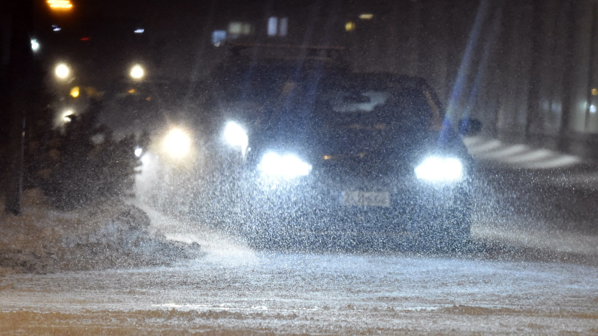 autoja lumipyryssä
