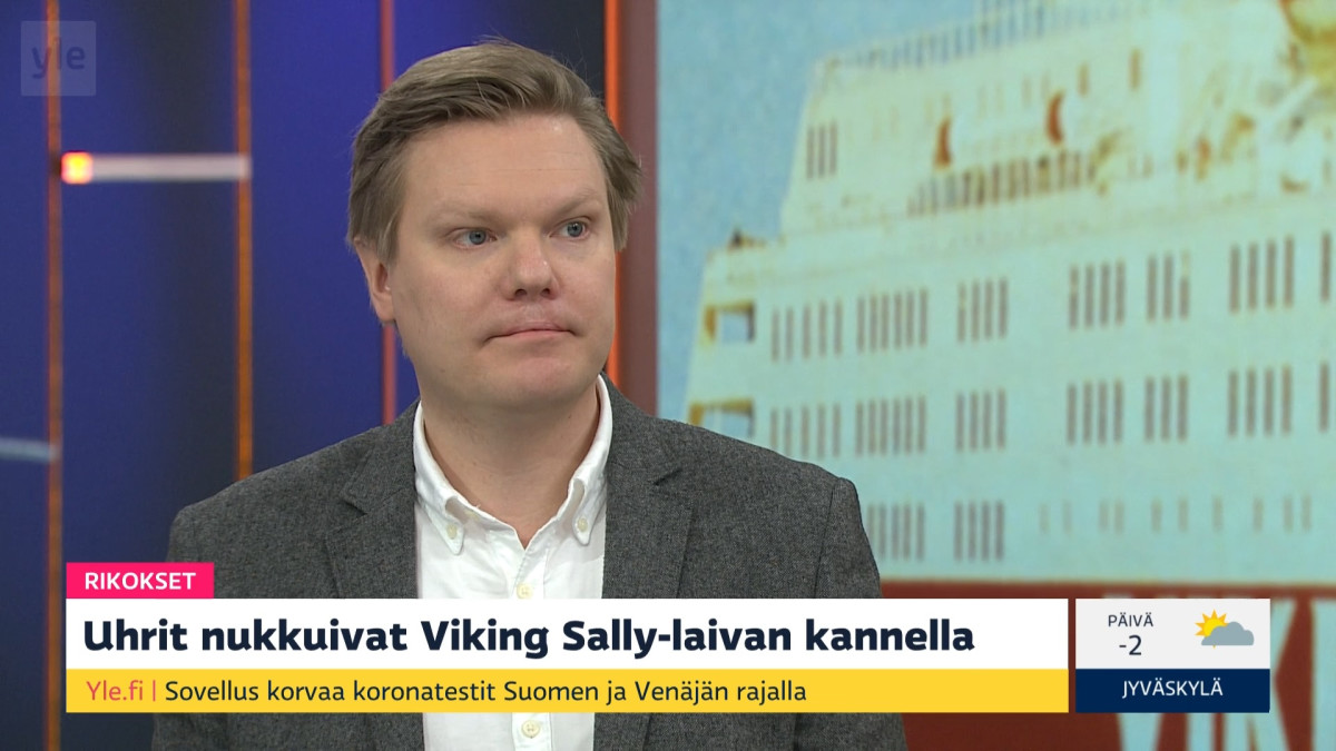 Rikos- ja oikeustoimittaja Tuomas Rimpiläinen Aamu-tv:n haastattelussa.