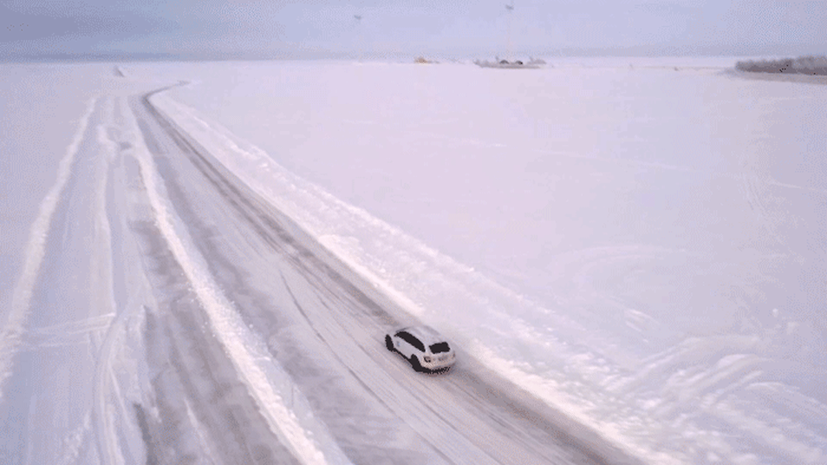 auto ajaa jäällä