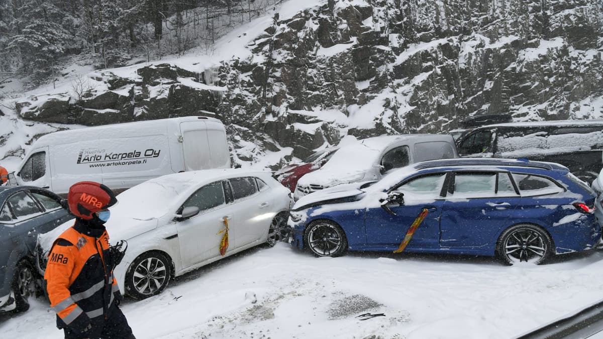 Kolaroituja ajoneuvoja Turunväylällä Espoossa.