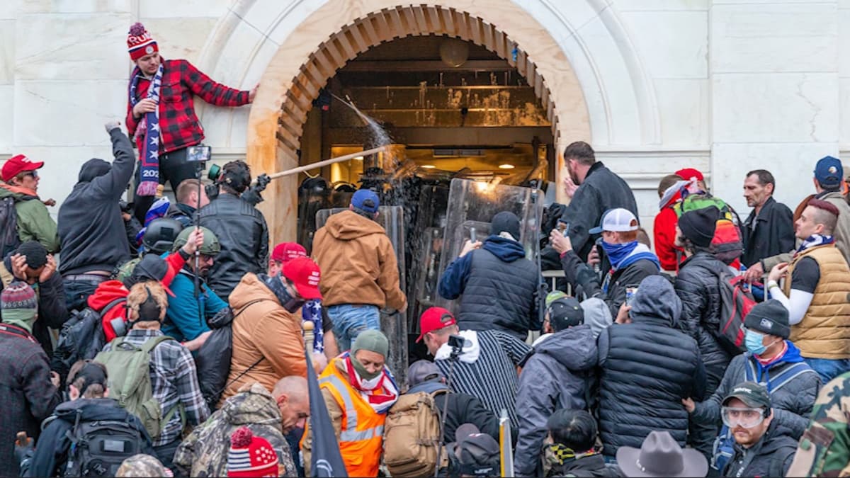 Mielenosoittajat ottavat yhteen poliisin kanssa Yhdysvaltain kongressilla 6.1.2021