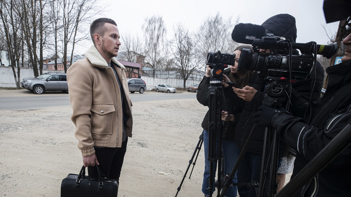 Alexey Liptsner puhumassa kameroille.