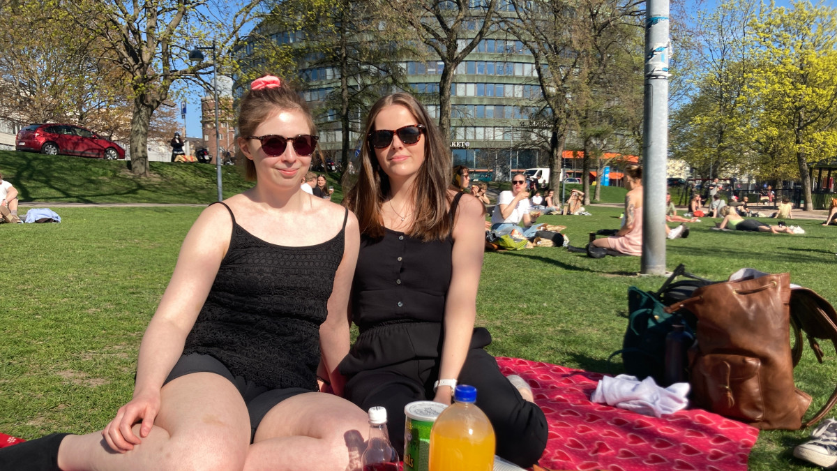 Veera Paavola (vasemmalla) ja Satu Rajalakso puistossa.