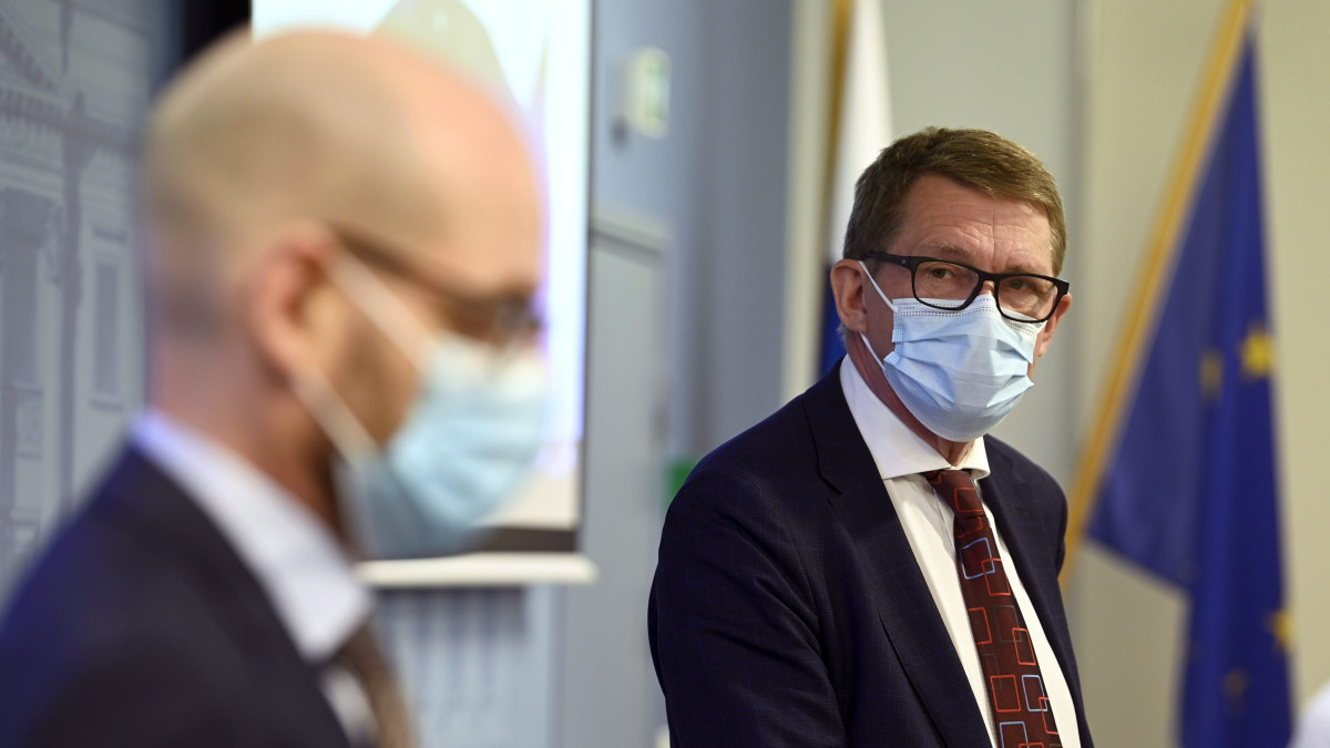 Työryhmän puheenjohtaja Markus Teräväinen (vas.) ja valtiovarainministeri Matti Vanhanen