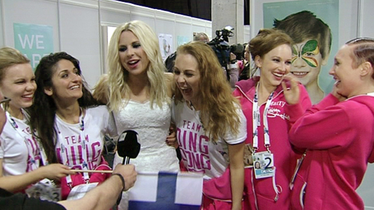 Krista Siegfrids ja muut Suomen edustajat haastattelussa semifinaalin jälkeen.