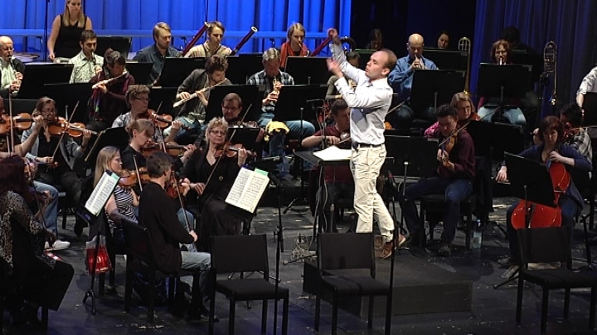 Kapellimestari Ville Matvejeff johtaa Jyväskylä Sinfoniaa.