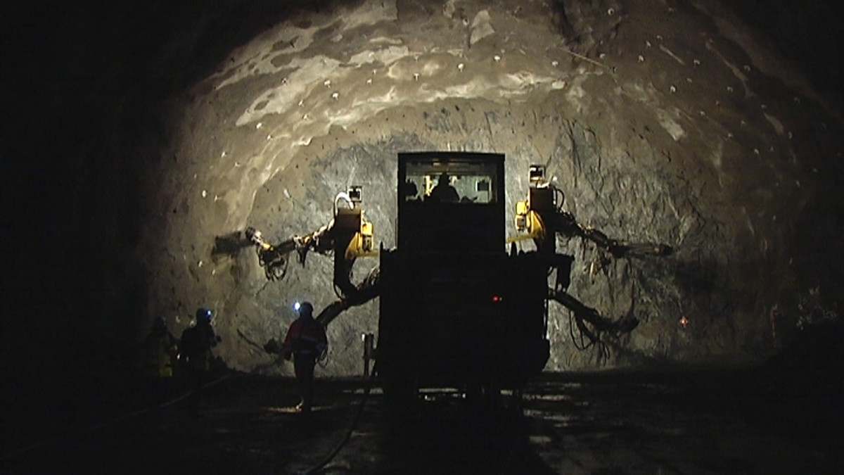 Porajumbo poraamassa tunnelin perällä.