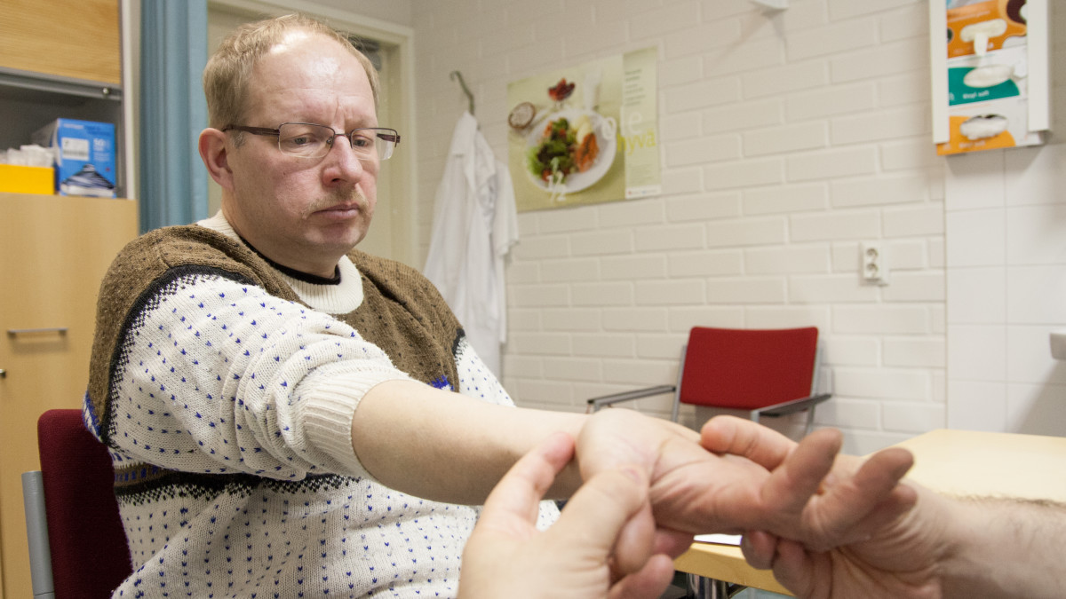 Raul Valiente tutkii Elias Heikkisen rannetta