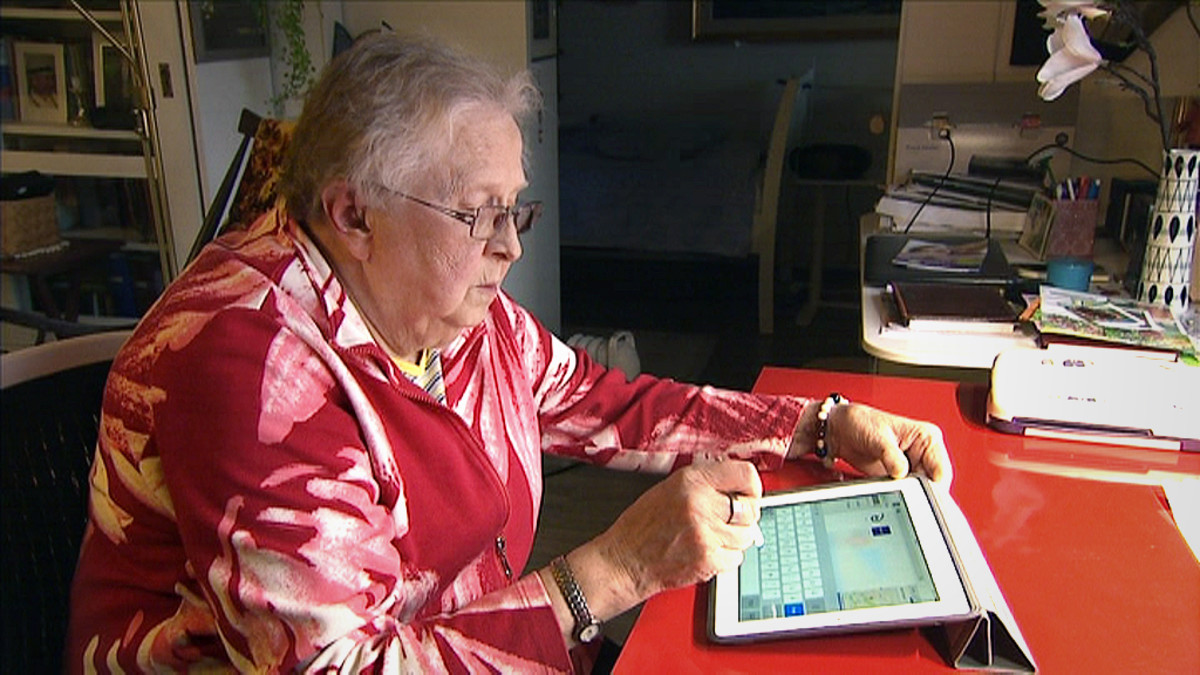 Eeva-Liisa Moilanen tabletin ääressä
