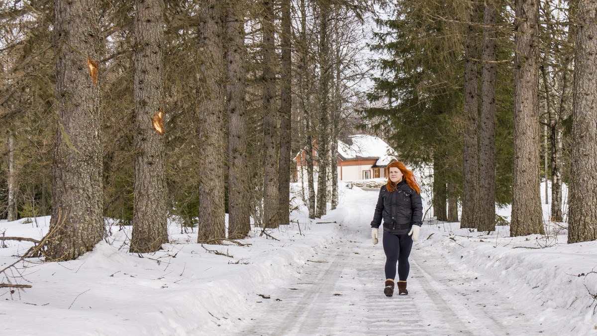Mirka Koskela kävelee kotikadullaan