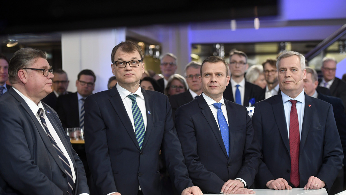Puheenjohtajat Timo Soini, Juha Sipilä, Petteri Orpo ja Antti Rinne Kuntatalon vaali-illassa kunnallisvaalien vaalipäivänä Helsingissä 9. huhtikuuta