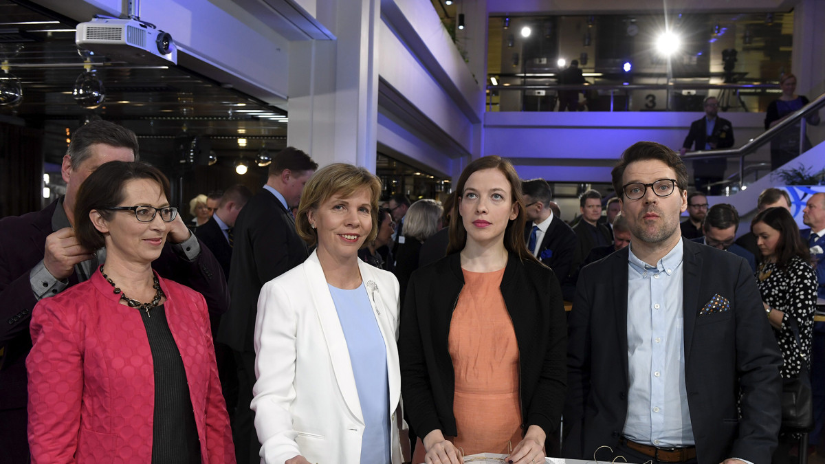Kristillisdemokraattien puheenjohtaja Sari Essayah (vas), RKP:n puheenjohtaja Anna-Maja Henriksson, vasemmistoliiton puheenjohtaja Li Andersson sekä vihreiden puheenjohtaja Ville Niinistö Kuntatalon vaali-illlassa kunnallisvaalien vaalipäivänä Helsingissä sunnuntaina.