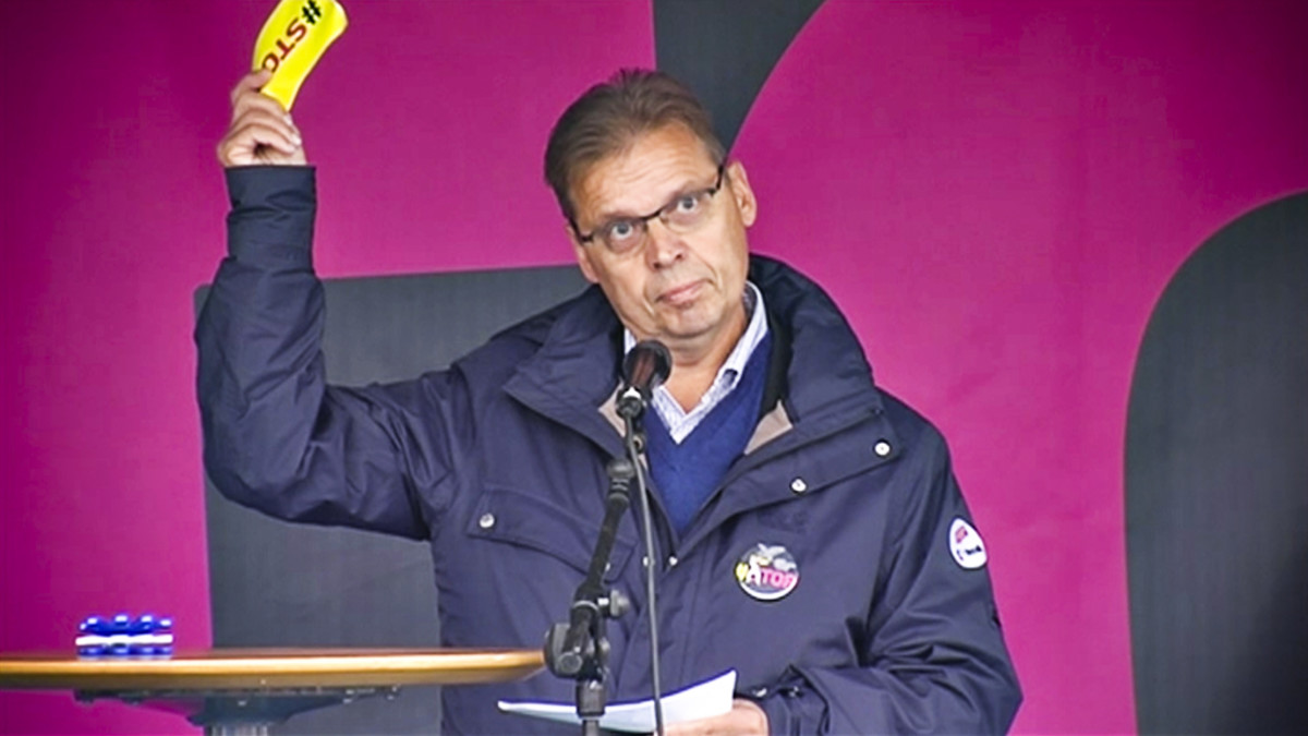 Lauri Lyly pitää puhettaan Helsingin Rautatientorilla 18. syyskuuta 2015.