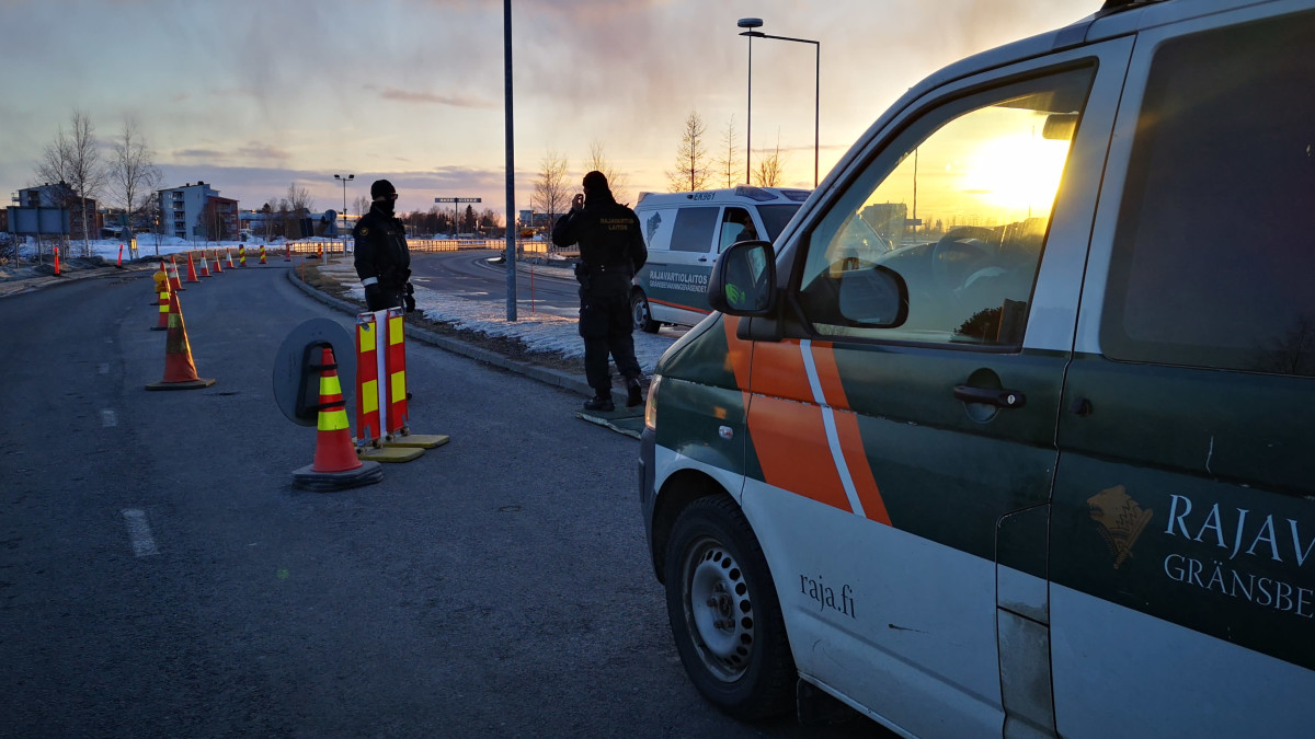 Hallitus tiedottaa rajaliikenteen tiukentamisesta