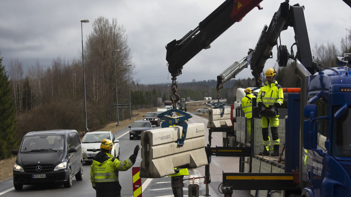 Betoniesteitä poistetaan Uudenmaan rajalta.