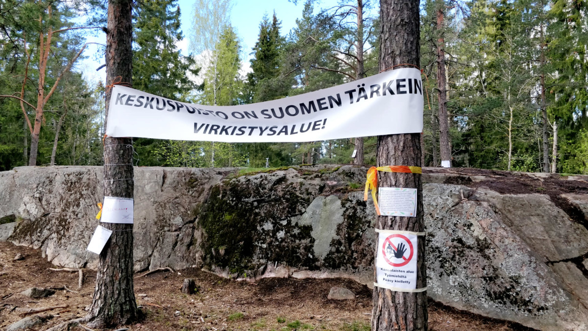 Puuhun kiinnitetty lappu Keskuspuistossa.