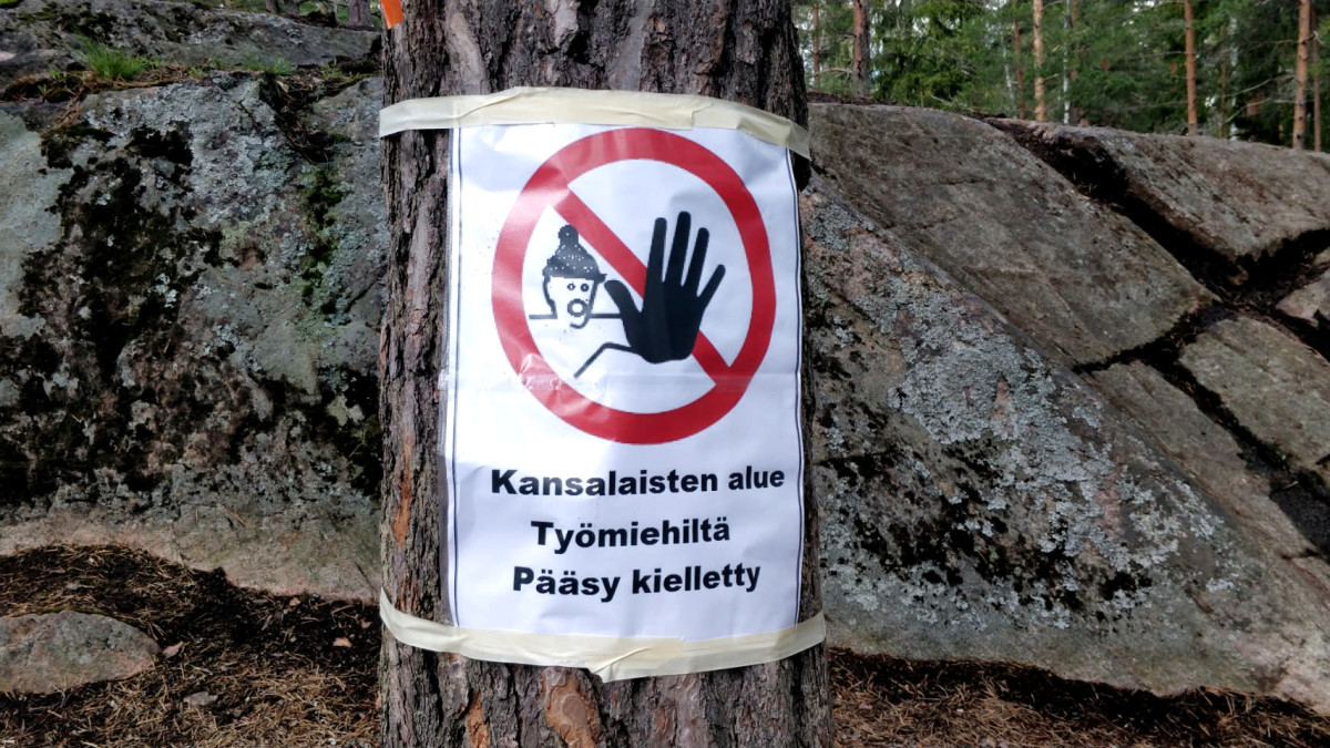 Puuhun kiinnitetty lappu Keskuspuistossa.