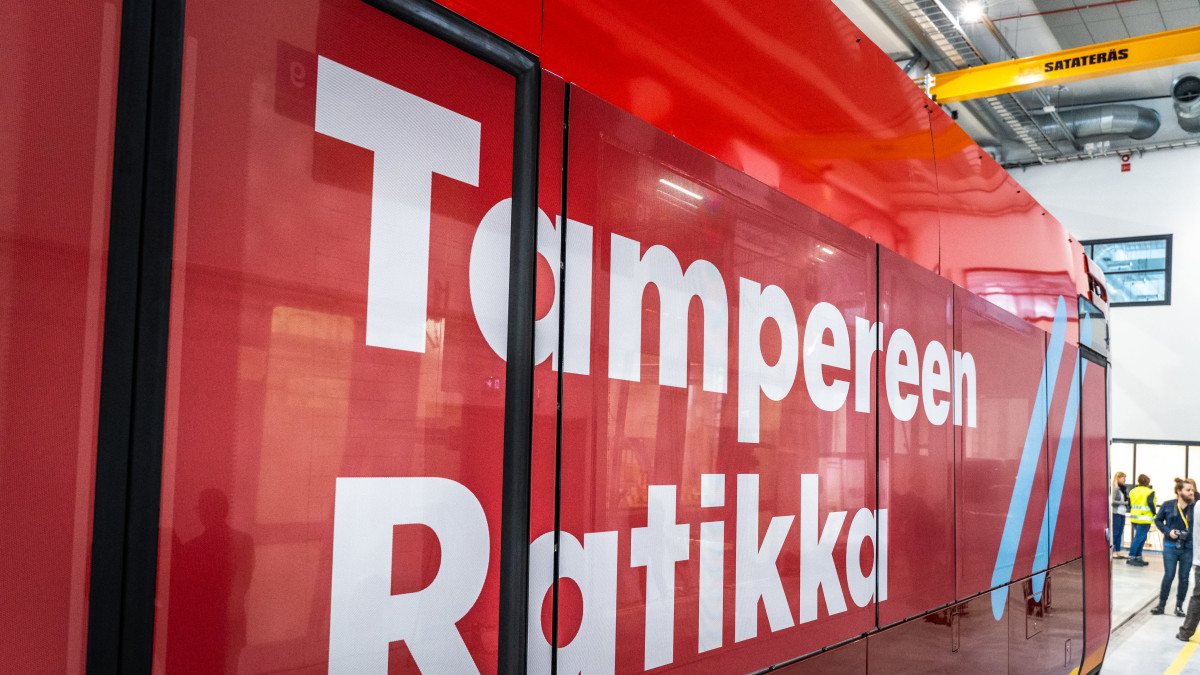 Tampereen ratikka Hervannan varikolla.