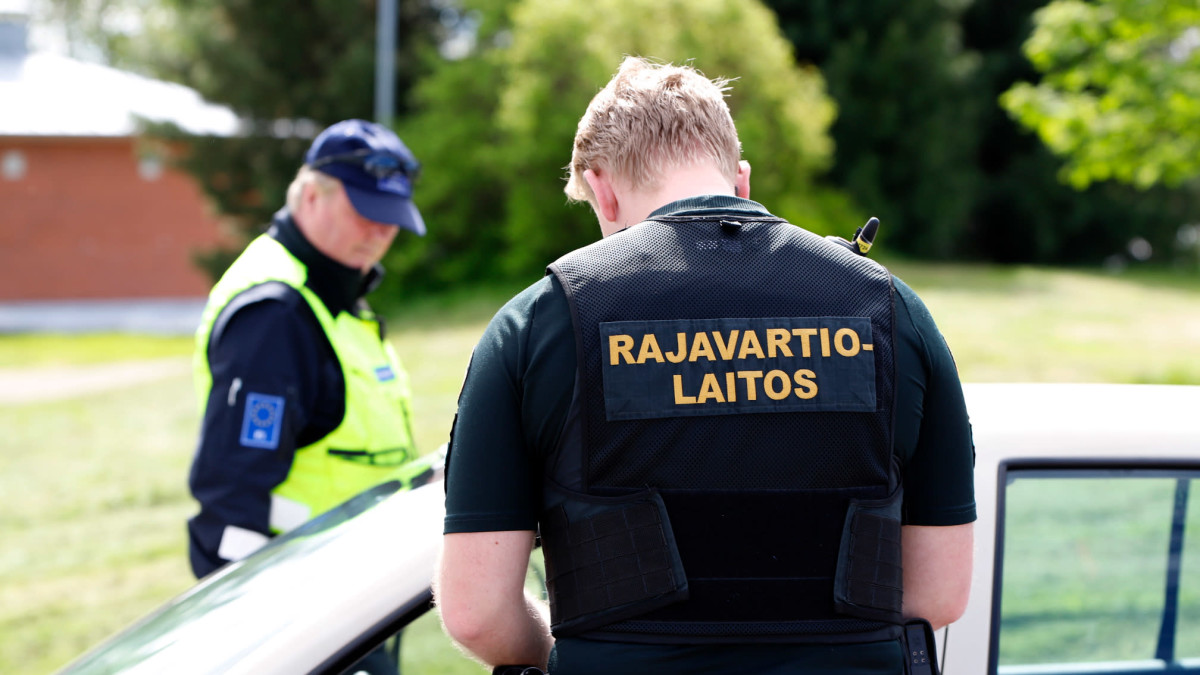 Rajavartija jututtamassa Torniossa rajan yli pyrkiviä autoilijoita.