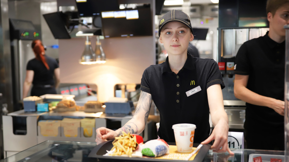 Carol Petrauskas Kotkan McDonald's:issa töissä.