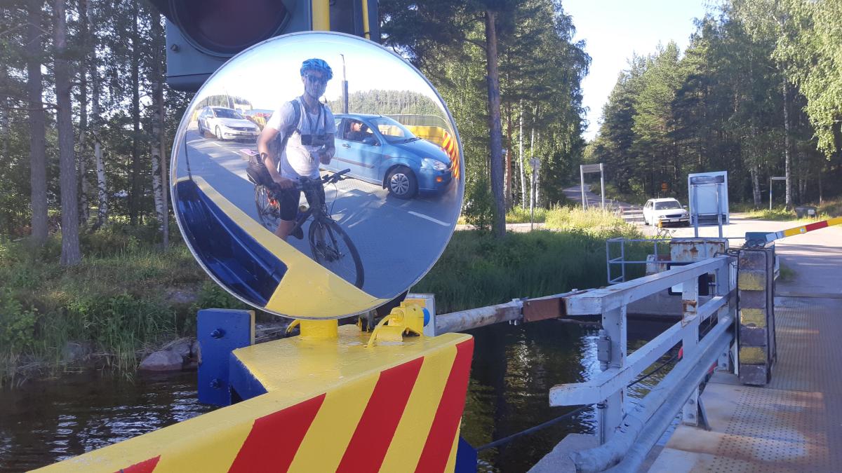 Toimittaja ottamassa itsestään kuvaa lossin pyöreän peilin kautta.