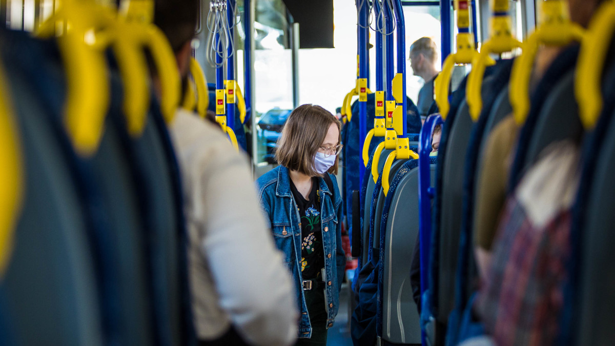 Nainen käytti kasvomaskia bussissa ensimmäisenä suosituspäivänä 14. elokuuta.