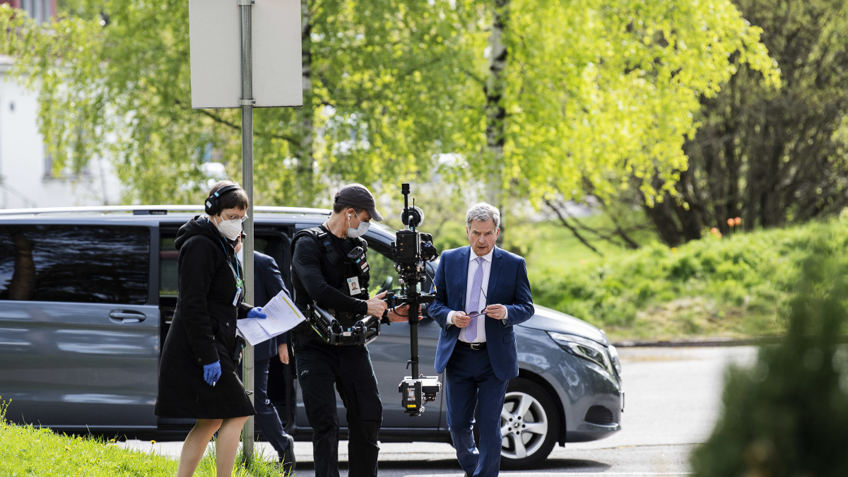 Kuvassa on Sauli Niinistö Ylen tiloissa Pasilassa toukokuussa 2020.