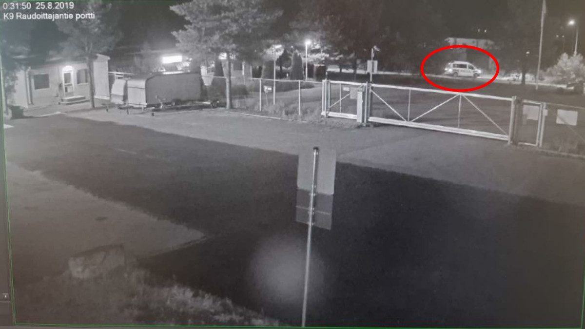 poliisiauto ajaa kadulla