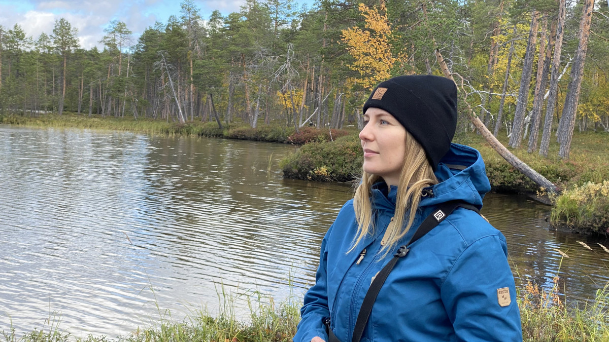 Valokuvaaja Terhi Tuovinen Ivalon Pasasjärvellä.