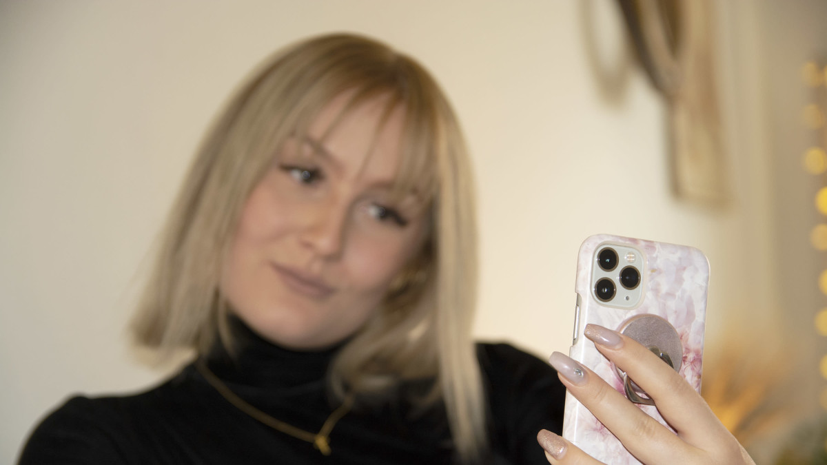 Veera Virta kuvaa itseään kännykällä