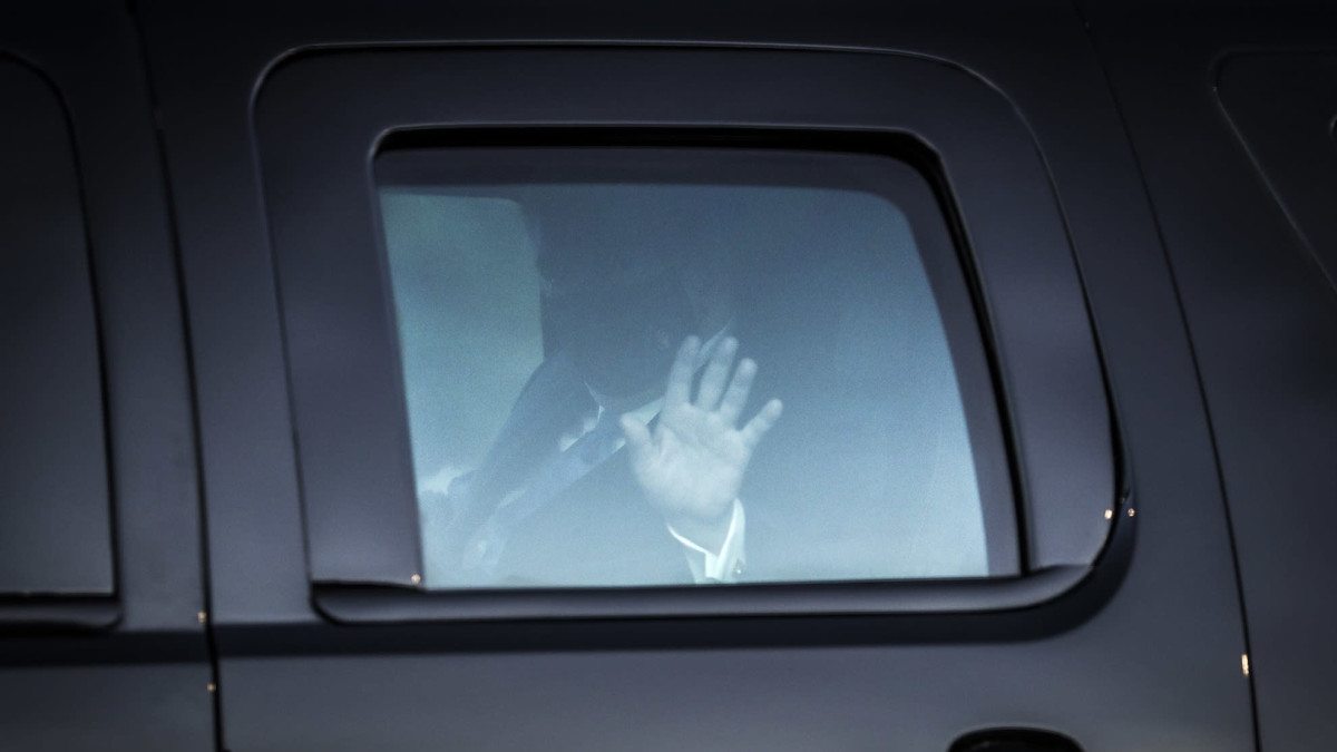 Presidentti Trump vilkutti autosta saattueen tultua Walter Reedin sotilasairaalaan.